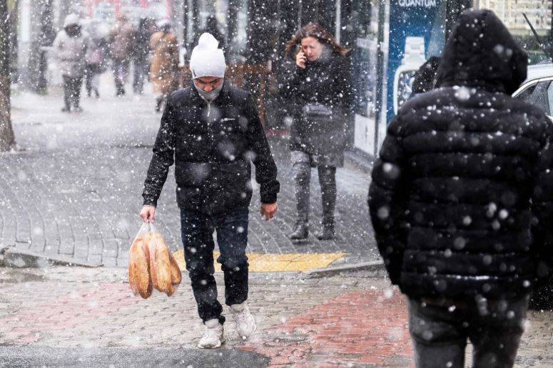 İstanbul’da kar bitmiyor! 2 uzmandan gece yarısı ve yarın için kritik uyarı 8